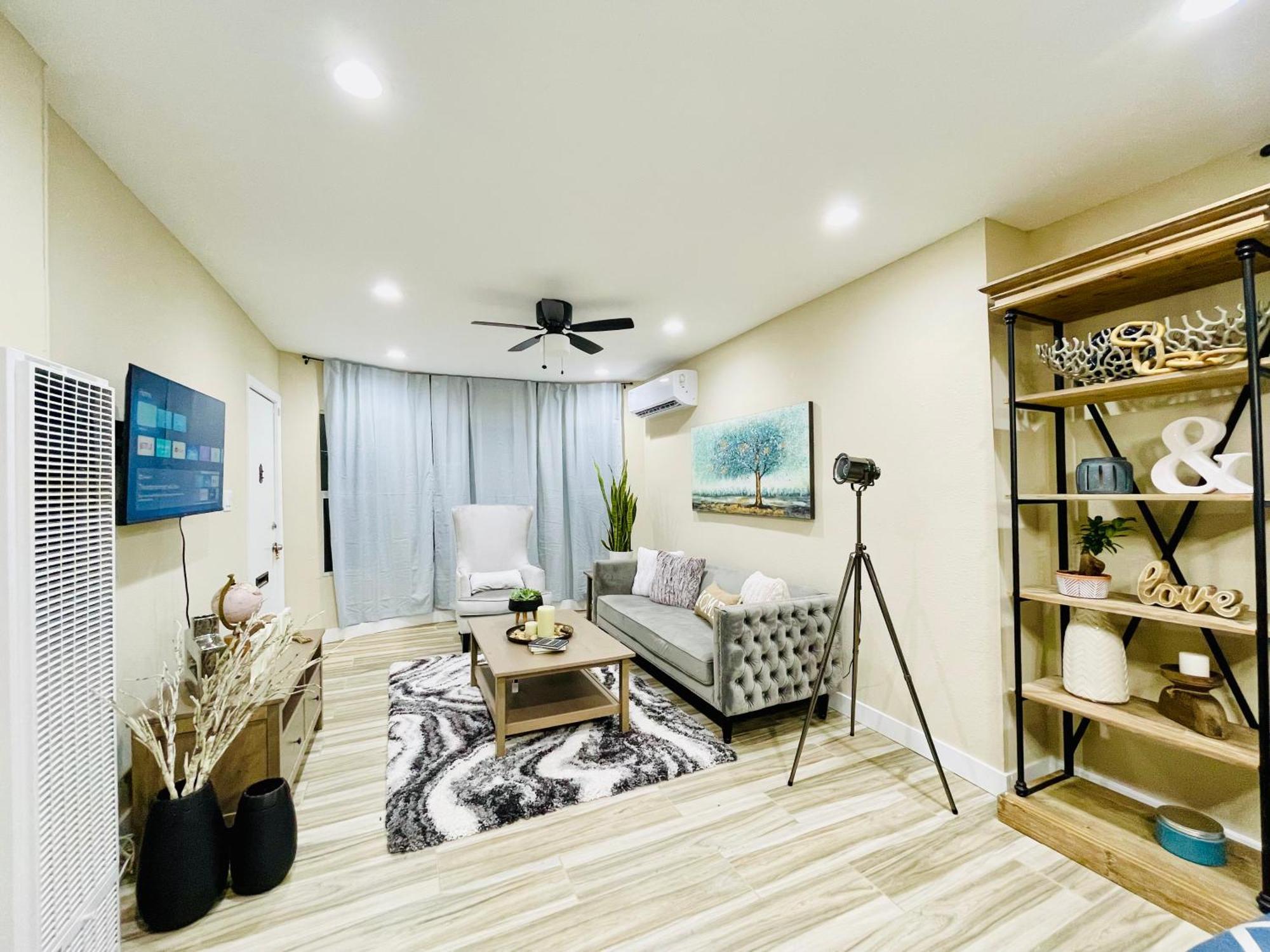 Cozy 2br Bungalow Nestled In The Heart Of La Casa de férias